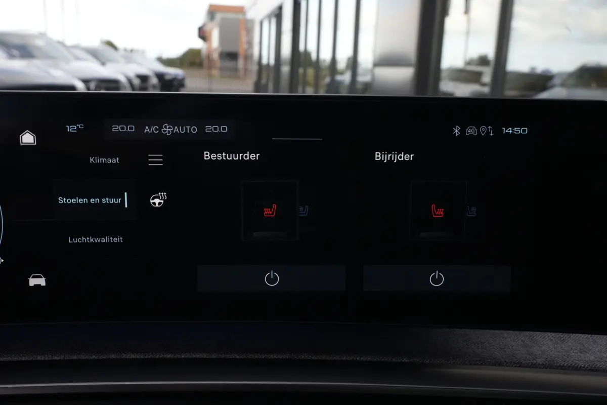 1.2 Hybrid 145pk GT | Panoramdak | Focal | Massagestoelen | 360° camera | Peugeot 3008 1.2 Hybrid 136 GT met een 1.2-liter driecilinder benzinemotor met mild-hybride ondersteuning, rondomzi