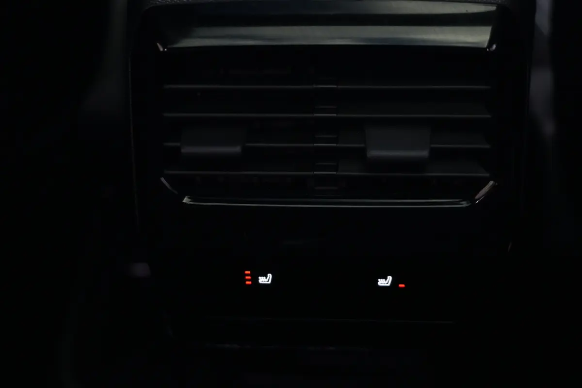 1.2 Hybrid 145pk GT | Panoramdak | Focal | Massagestoelen | 360° camera | Peugeot 3008 1.2 Hybrid 136 GT met een 1.2-liter driecilinder benzinemotor met mild-hybride ondersteuning, rondomzi