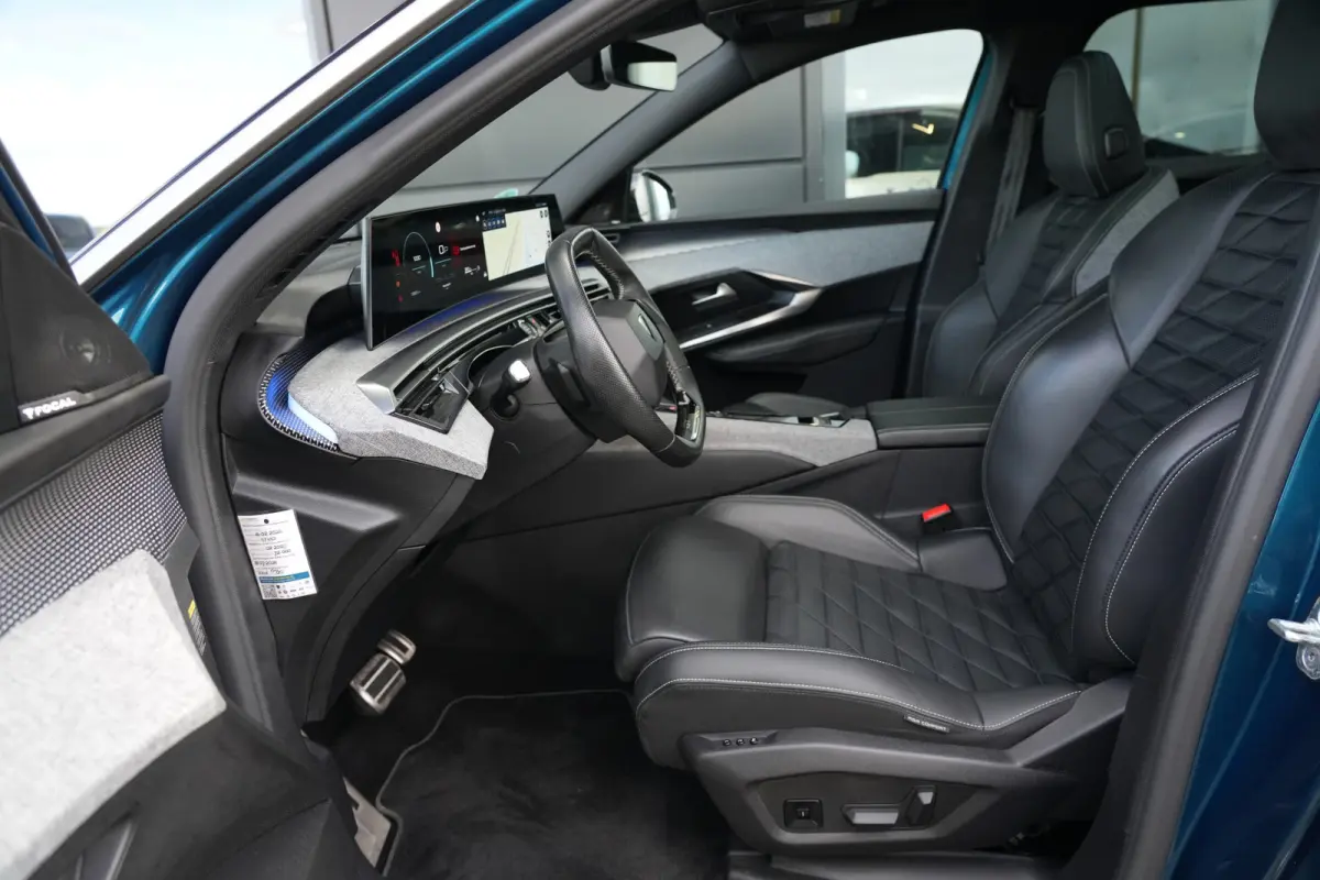 1.2 Hybrid 145pk GT | Panoramdak | Focal | Massagestoelen | 360° camera | Peugeot 3008 1.2 Hybrid 136 GT met een 1.2-liter driecilinder benzinemotor met mild-hybride ondersteuning, rondomzi