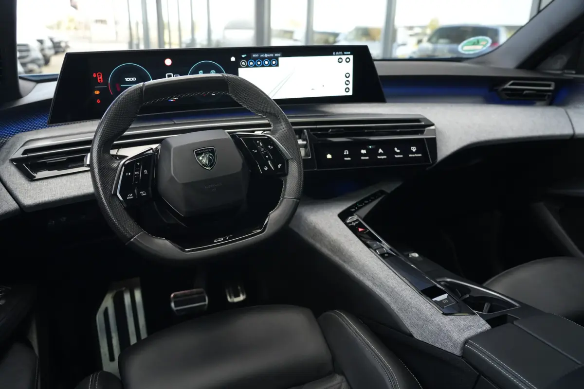 1.2 Hybrid 145pk GT | Panoramdak | Focal | Massagestoelen | 360° camera | Peugeot 3008 1.2 Hybrid 136 GT met een 1.2-liter driecilinder benzinemotor met mild-hybride ondersteuning, rondomzi