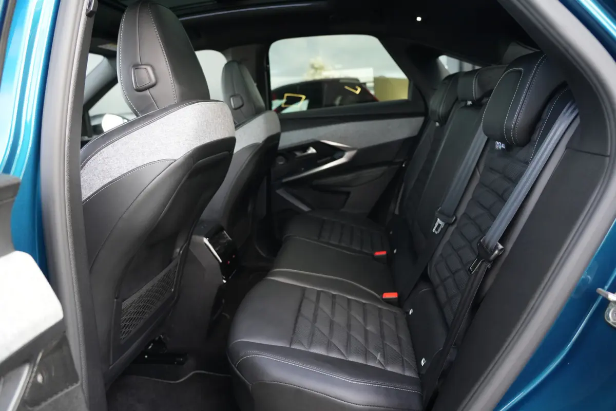 1.2 Hybrid 145pk GT | Panoramdak | Focal | Massagestoelen | 360° camera | Peugeot 3008 1.2 Hybrid 136 GT met een 1.2-liter driecilinder benzinemotor met mild-hybride ondersteuning, rondomzi