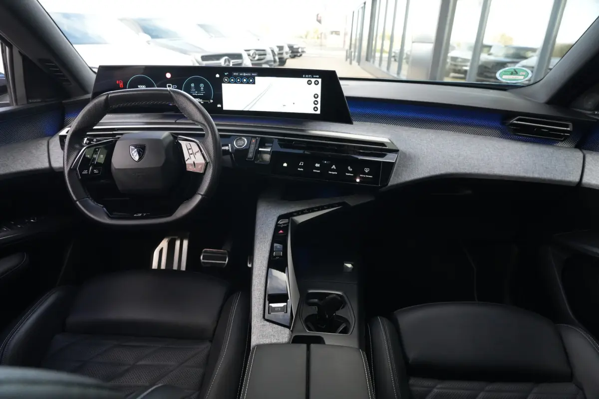 1.2 Hybrid 145pk GT | Panoramdak | Focal | Massagestoelen | 360° camera | Peugeot 3008 1.2 Hybrid 136 GT met een 1.2-liter driecilinder benzinemotor met mild-hybride ondersteuning, rondomzi