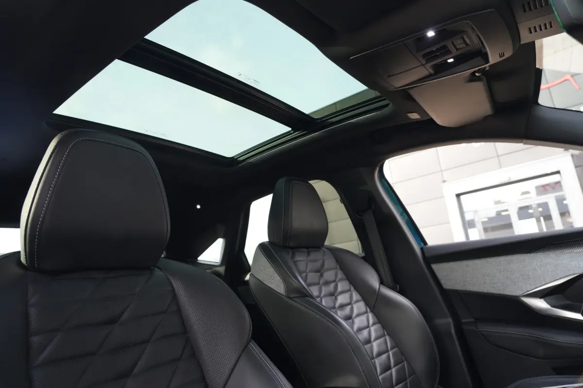 1.2 Hybrid 145pk GT | Panoramdak | Focal | Massagestoelen | 360° camera | Peugeot 3008 1.2 Hybrid 136 GT met een 1.2-liter driecilinder benzinemotor met mild-hybride ondersteuning, rondomzi