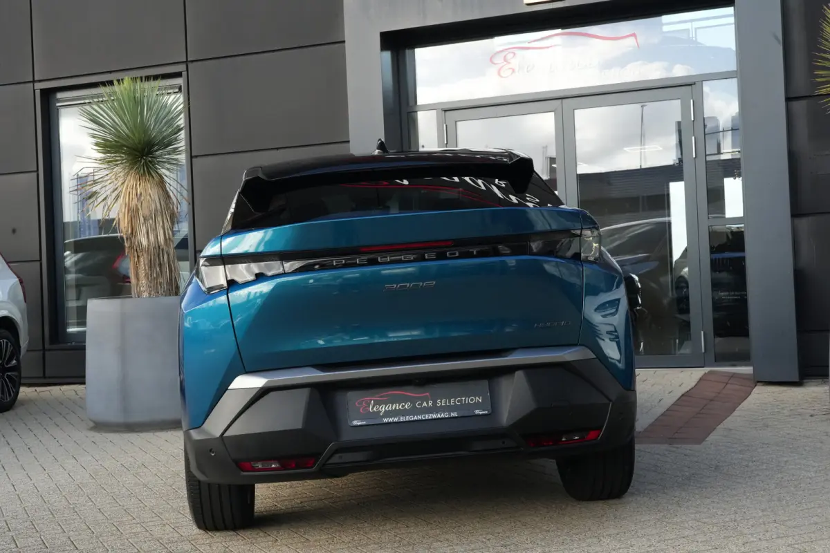 1.2 Hybrid 145pk GT | Panoramdak | Focal | Massagestoelen | 360° camera | Peugeot 3008 1.2 Hybrid 136 GT met een 1.2-liter driecilinder benzinemotor met mild-hybride ondersteuning, rondomzi