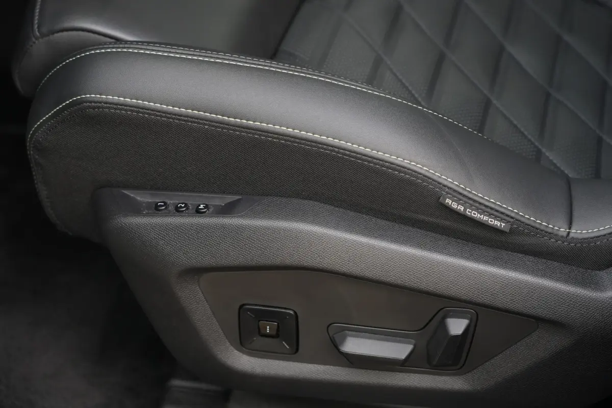 1.2 Hybrid 145pk GT | Panoramdak | Focal | Massagestoelen | 360° camera | Peugeot 3008 1.2 Hybrid 136 GT met een 1.2-liter driecilinder benzinemotor met mild-hybride ondersteuning, rondomzi