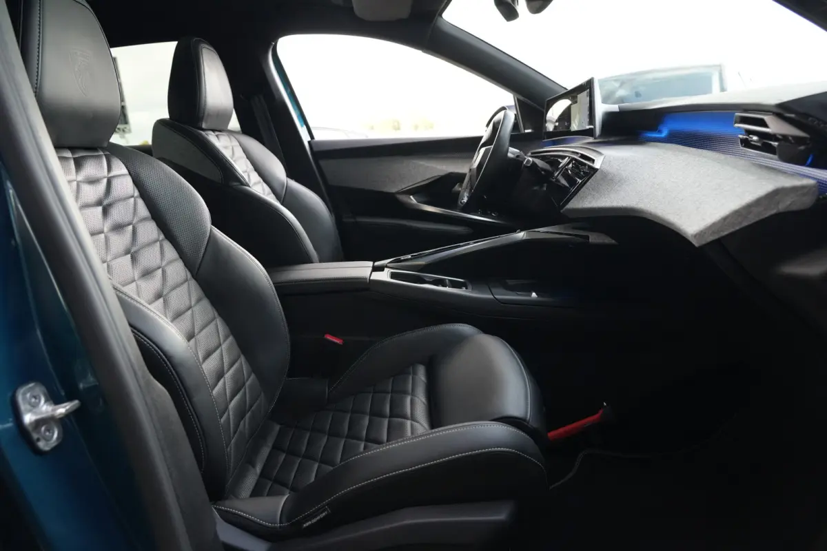1.2 Hybrid 145pk GT | Panoramdak | Focal | Massagestoelen | 360° camera | Peugeot 3008 1.2 Hybrid 136 GT met een 1.2-liter driecilinder benzinemotor met mild-hybride ondersteuning, rondomzi