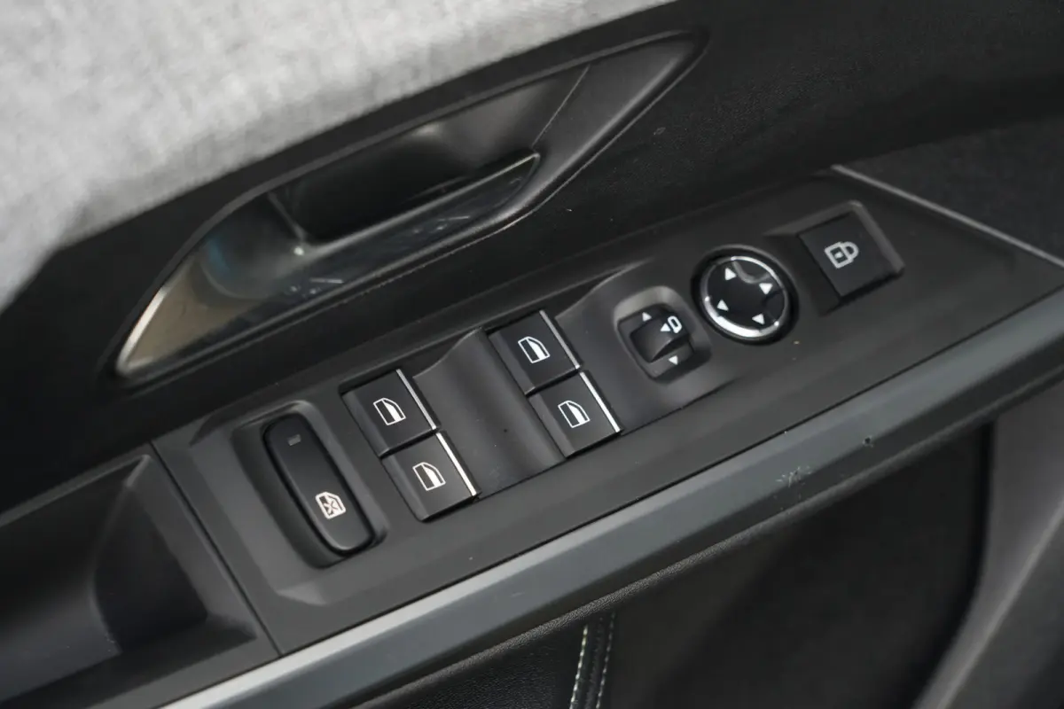 1.2 Hybrid 145pk GT | Panoramdak | Focal | Massagestoelen | 360° camera | Peugeot 3008 1.2 Hybrid 136 GT met een 1.2-liter driecilinder benzinemotor met mild-hybride ondersteuning, rondomzi