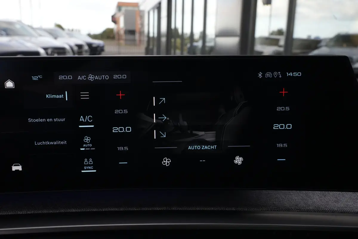 1.2 Hybrid 145pk GT | Panoramdak | Focal | Massagestoelen | 360° camera | Peugeot 3008 1.2 Hybrid 136 GT met een 1.2-liter driecilinder benzinemotor met mild-hybride ondersteuning, rondomzi