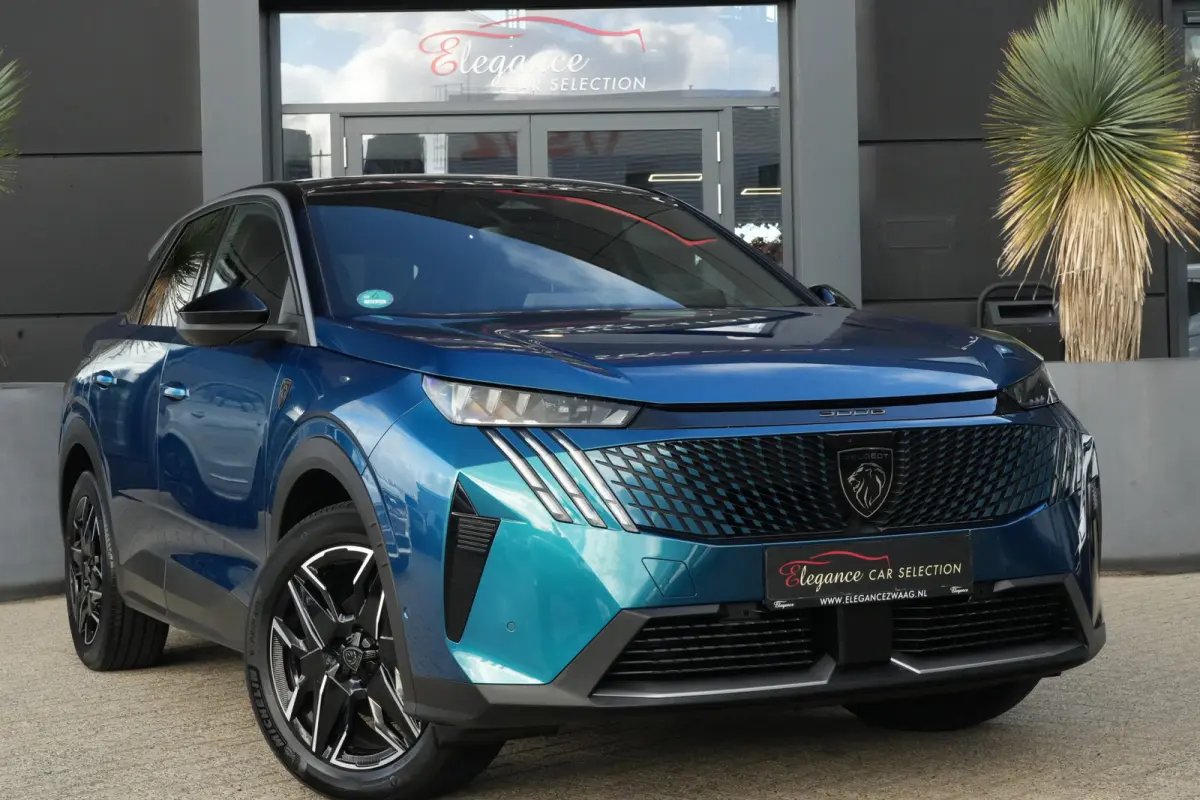 1.2 Hybrid 145pk GT | Panoramdak | Focal | Massagestoelen | 360° camera | Peugeot 3008 1.2 Hybrid 136 GT met een 1.2-liter driecilinder benzinemotor met mild-hybride ondersteuning, rondomzi