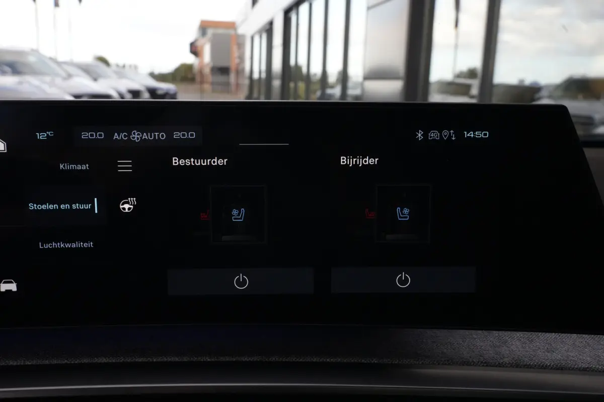 1.2 Hybrid 145pk GT | Panoramdak | Focal | Massagestoelen | 360° camera | Peugeot 3008 1.2 Hybrid 136 GT met een 1.2-liter driecilinder benzinemotor met mild-hybride ondersteuning, rondomzi