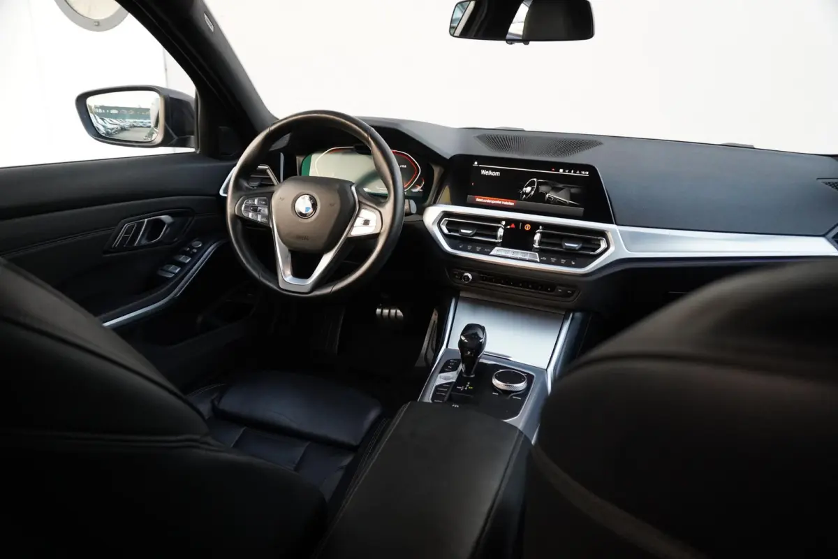 330i | High Executive | Driving Assistant Professional | HiFi System | Parking Assistant Plus | Comfort Access