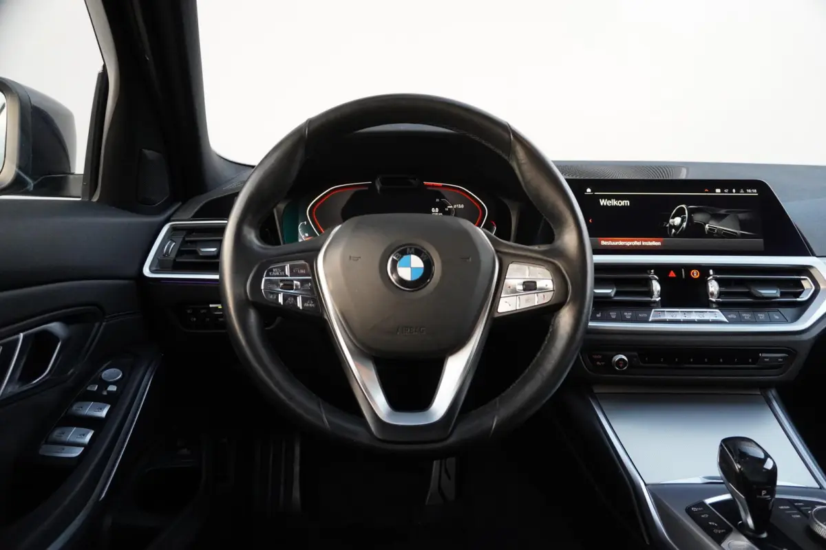 330i | High Executive | Driving Assistant Professional | HiFi System | Parking Assistant Plus | Comfort Access