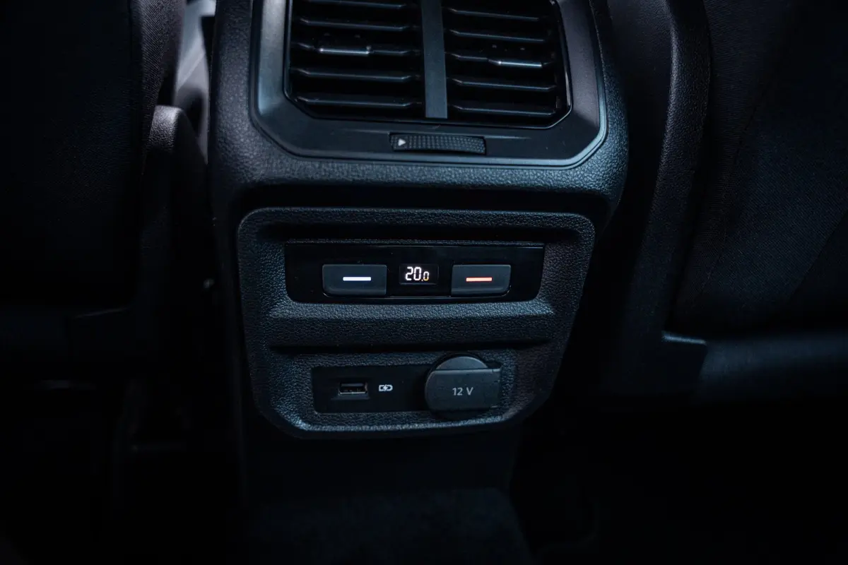 1.4 TSI ACT R-line Comfortline Business | Airco (automatisch) | Lichtmetalen velgen 19" | Navigatiesysteem full map