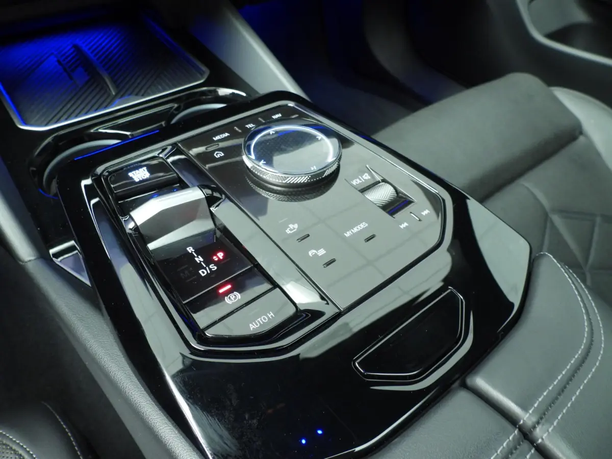 540d xDrive | M-Sportpakket | LED | Leder | HUD | Active cruise | Trekhaak | Panoramadak | Comfortzetels | DAB | Harman-kardon sound | Alu 21 inch