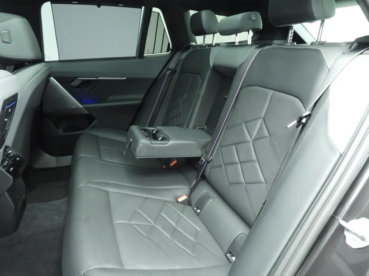 540d xDrive | M-Sportpakket | LED | Leder | HUD | Active cruise | Trekhaak | Panoramadak | Comfortzetels | DAB | Harman-kardon sound | Alu 21 inch