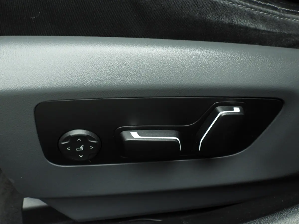 540d xDrive | M-Sportpakket | LED | Leder | HUD | Active cruise | Trekhaak | Panoramadak | Comfortzetels | DAB | Harman-kardon sound | Alu 21 inch