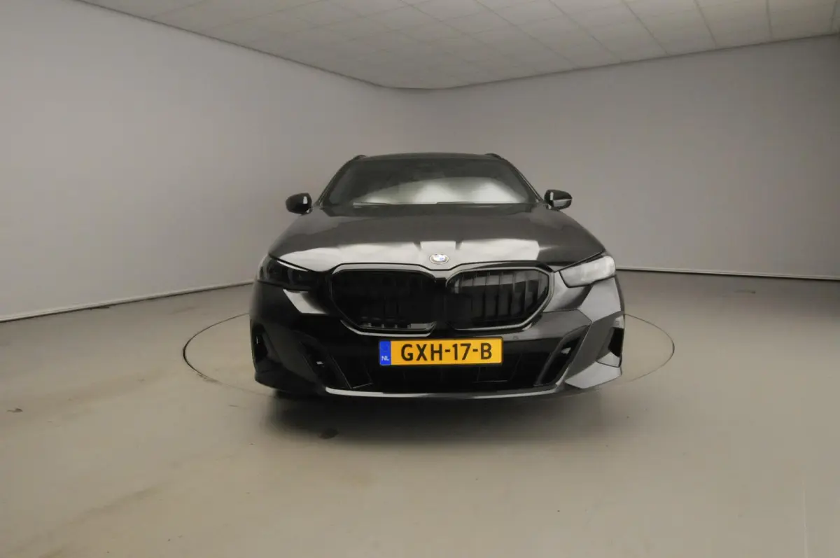540d xDrive | M-Sportpakket | LED | Leder | HUD | Active cruise | Trekhaak | Panoramadak | Comfortzetels | DAB | Harman-kardon sound | Alu 21 inch