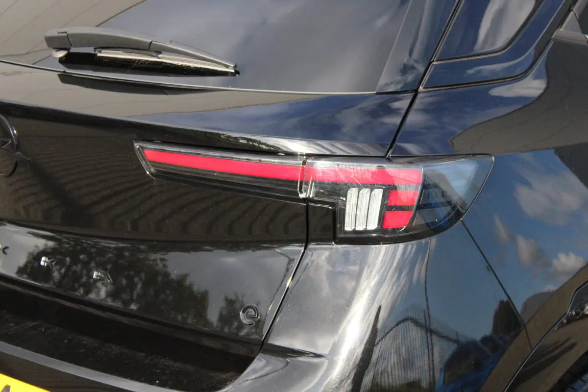 GS 54 kWh | Fase 3 laden | Navigatie | Camera | Stuurverwarming | Apple carplay | Bluetooth | 12.650km |