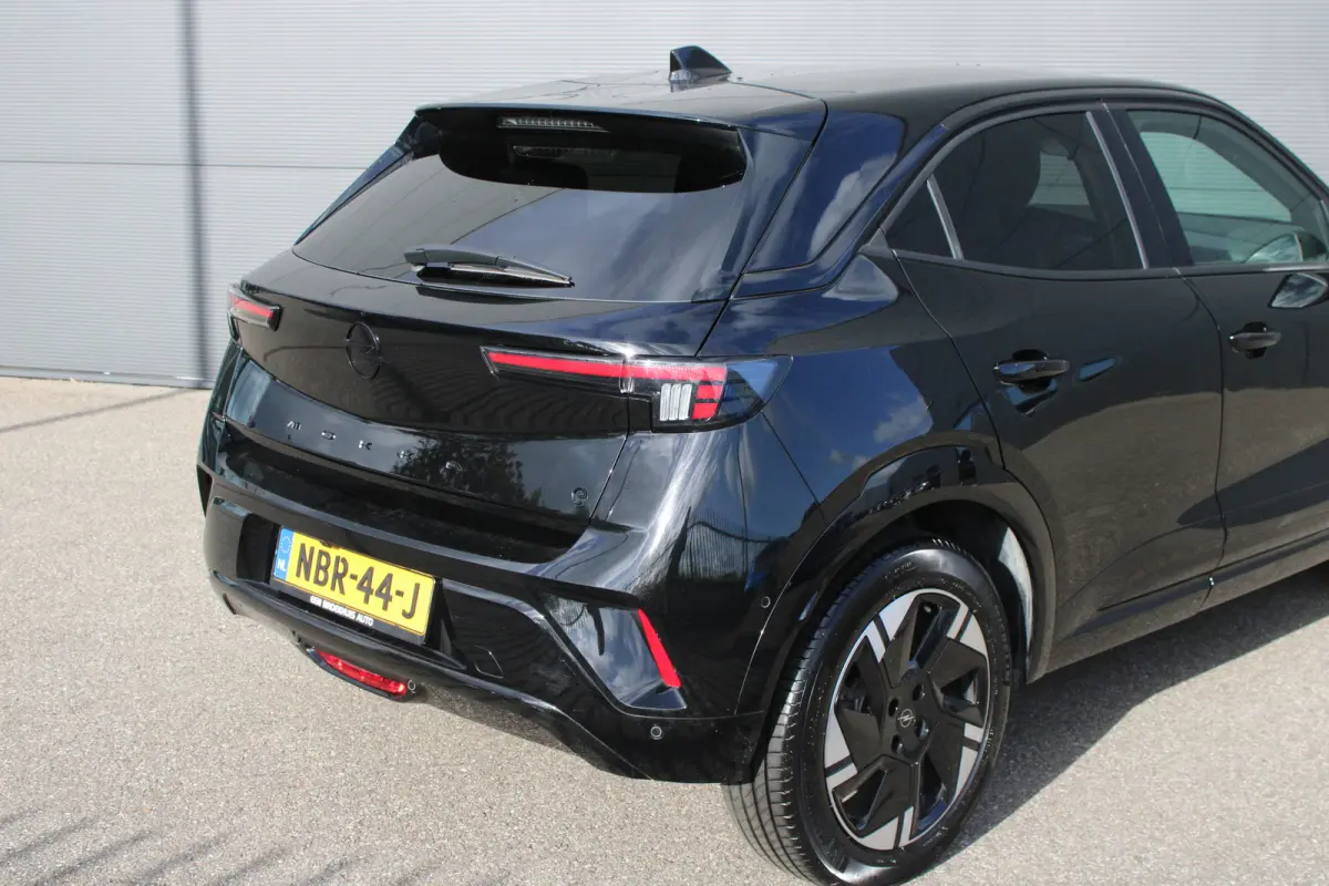 GS 54 kWh | Fase 3 laden | Navigatie | Camera | Stuurverwarming | Apple carplay | Bluetooth | 12.650km |