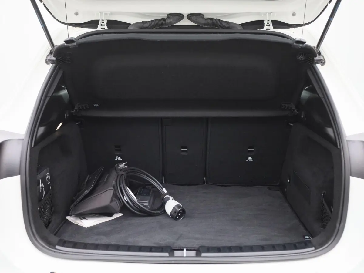 250 e Business Solution AMG Limited | Automaat | Panorama dak | Focal audio | Sfeer verlichting | Apple carplay / Android auto | Virtual cockpit | Camera | Navigatie | Stoel verwarming | DAB