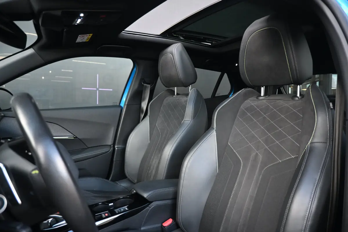 1.2 PureTech GT 155pk | Schuif-/Kanteldak | Adaptive Cruise | Alcantara | Stoelverwarming | Achteruitrijcamera | !!