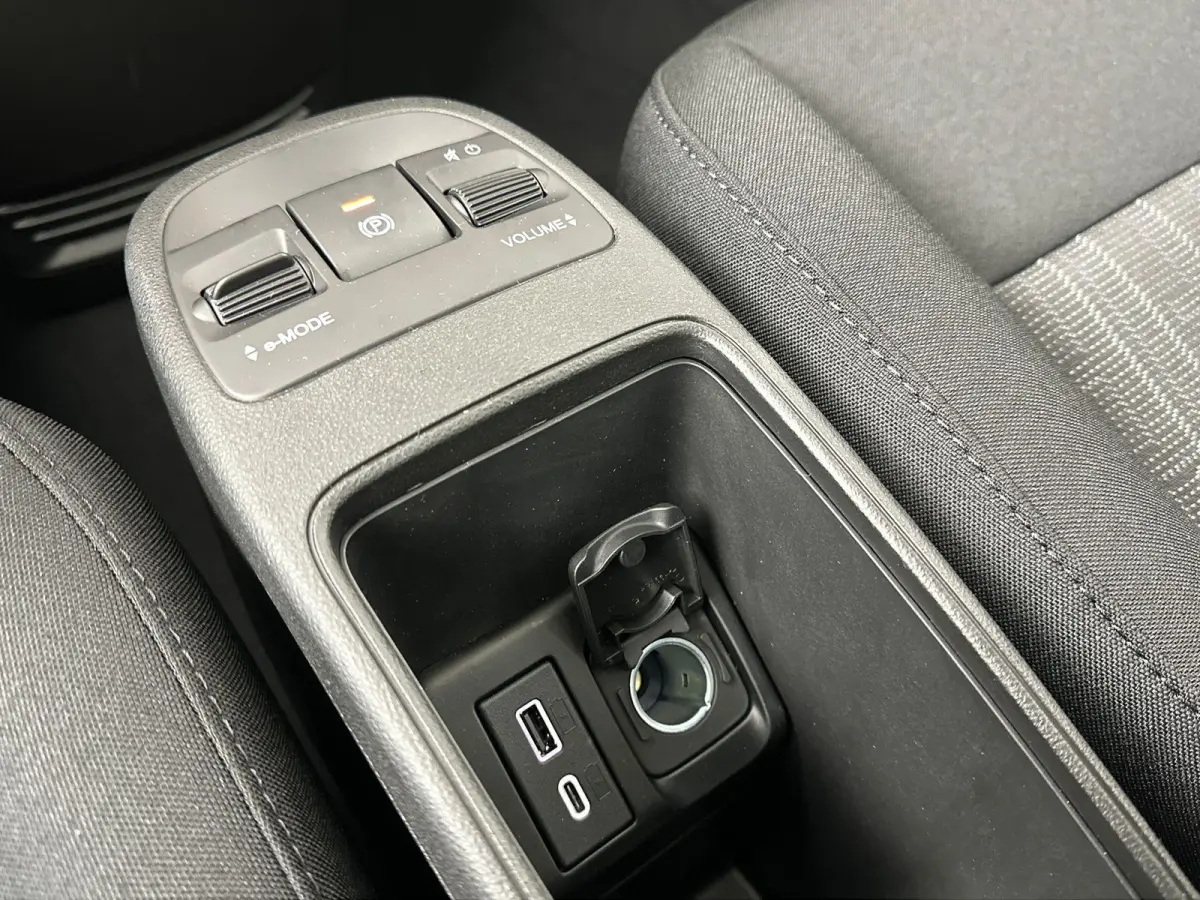 Icon 42 kWh | Camera | Stoelverwarming | LMV | Sensore V+A | Apple Carplay | Cruise Control | PANO | Dodehoekdetectie | DAB | 118PK | WLTP 331 | LED | Tot 8 jaar speciale garantie!