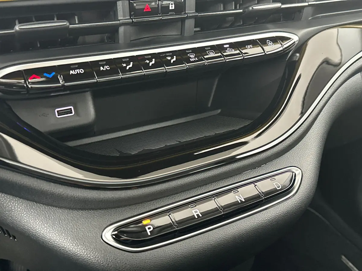 Icon 42 kWh | Camera | Stoelverwarming | LMV | Sensore V+A | Apple Carplay | Cruise Control | PANO | Dodehoekdetectie | DAB | 118PK | WLTP 331 | LED | Tot 8 jaar speciale garantie!