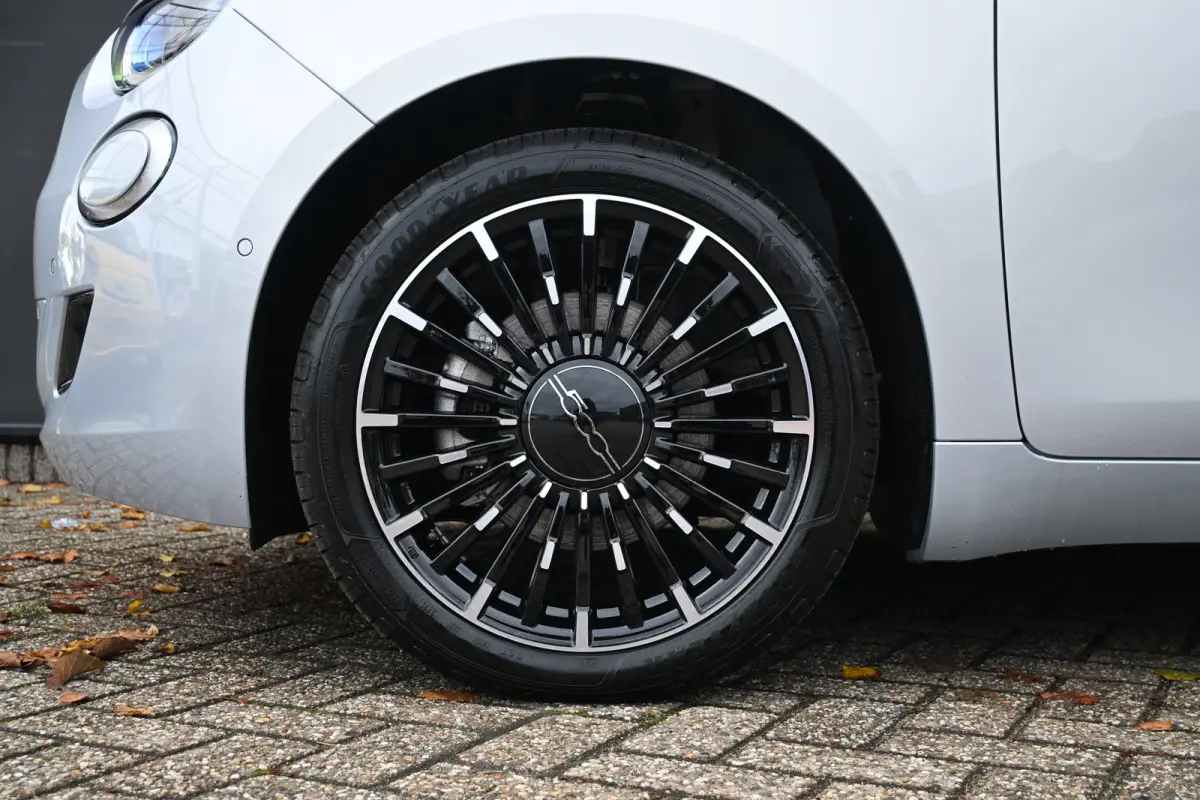 La Prima 42 kWh DEMO-DEAL! Tot 8 Jaar Garantie! | JBL | Panoramadak | Vol-Leder | Adaptive Cruise | Stoelverwarming | Keyless-Entry |