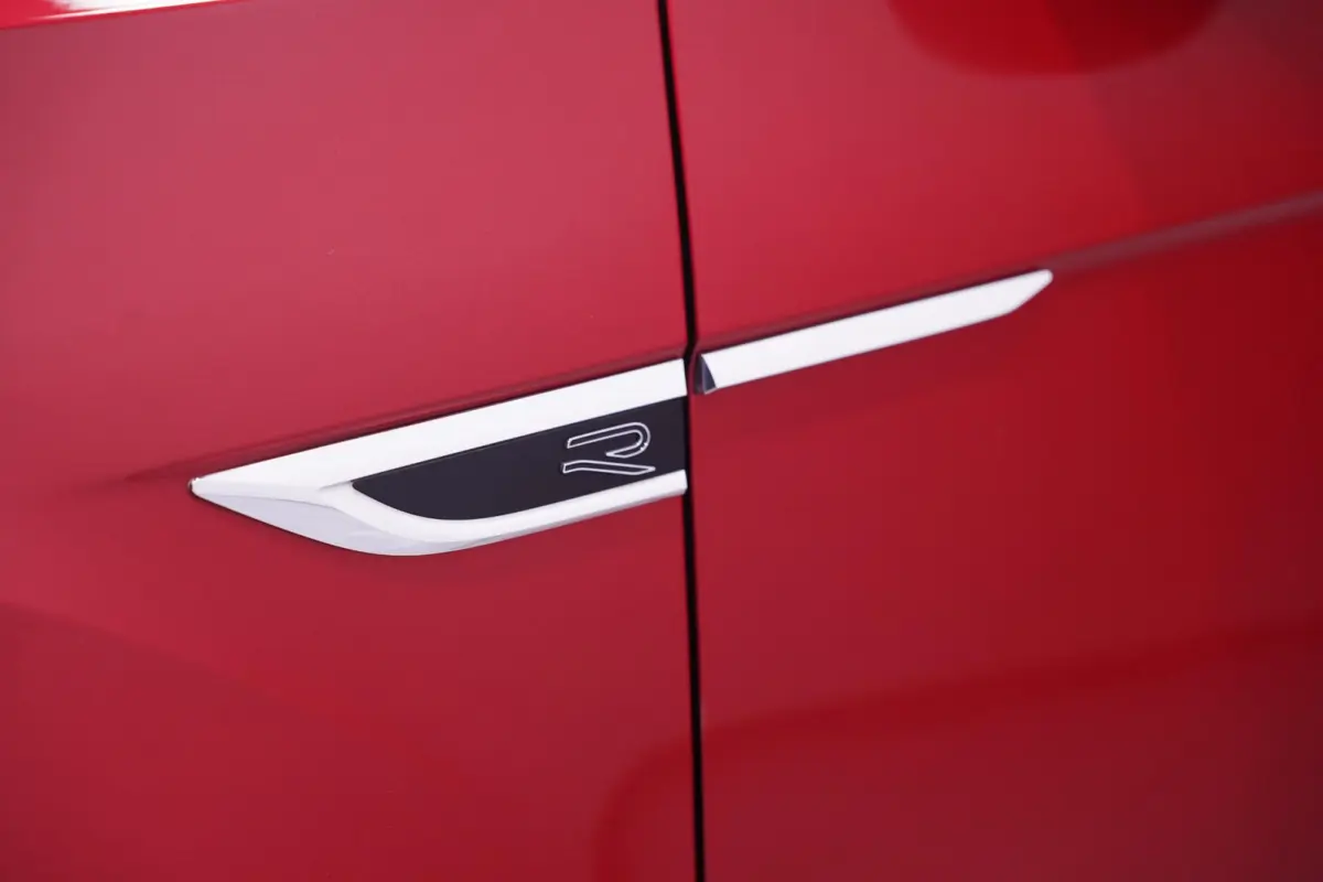 1.5 TSI 150 pk R Line Aut. Two Tone Rood/Zwart, Panodak, LED Koplampen, Camera, Adapt. Cruise, 18" LMV
