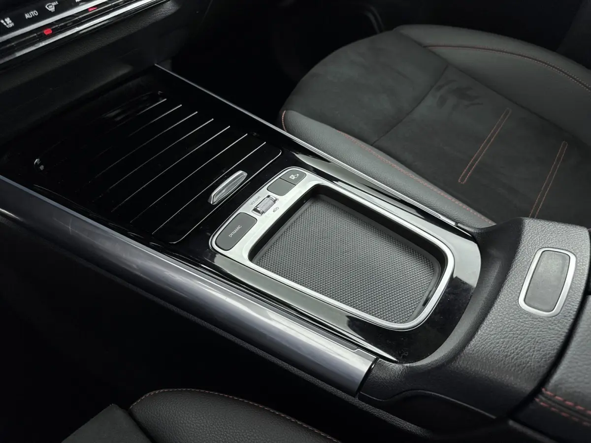 250+ AMG Line 71 kWh | Rijassistentiepakket Plus | Panoramadak | Trekhaak | Premium Audio