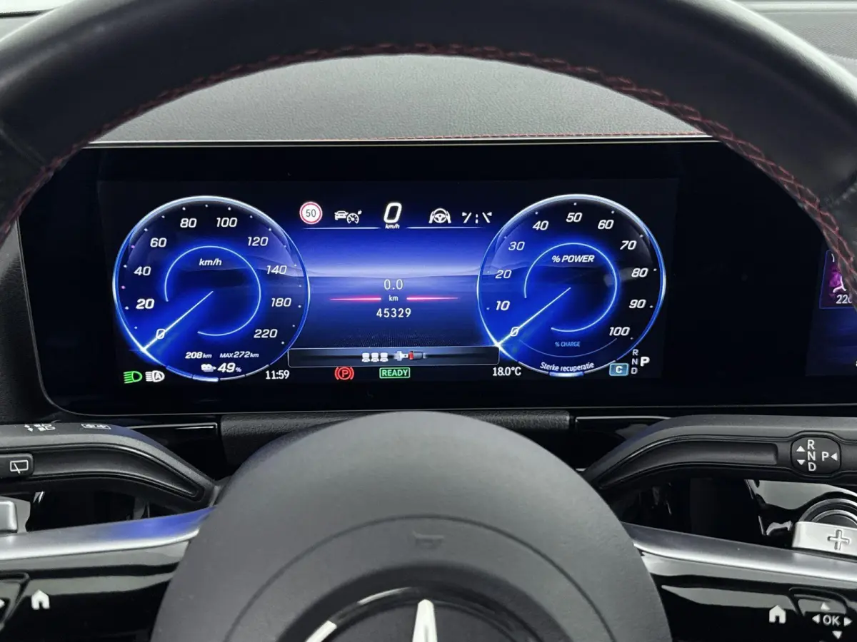 250+ AMG Line 71 kWh | Rijassistentiepakket Plus | Panoramadak | Trekhaak | Premium Audio
