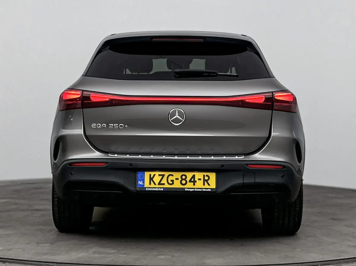250+ AMG Line 71 kWh | Rijassistentiepakket Plus | Panoramadak | Trekhaak | Premium Audio
