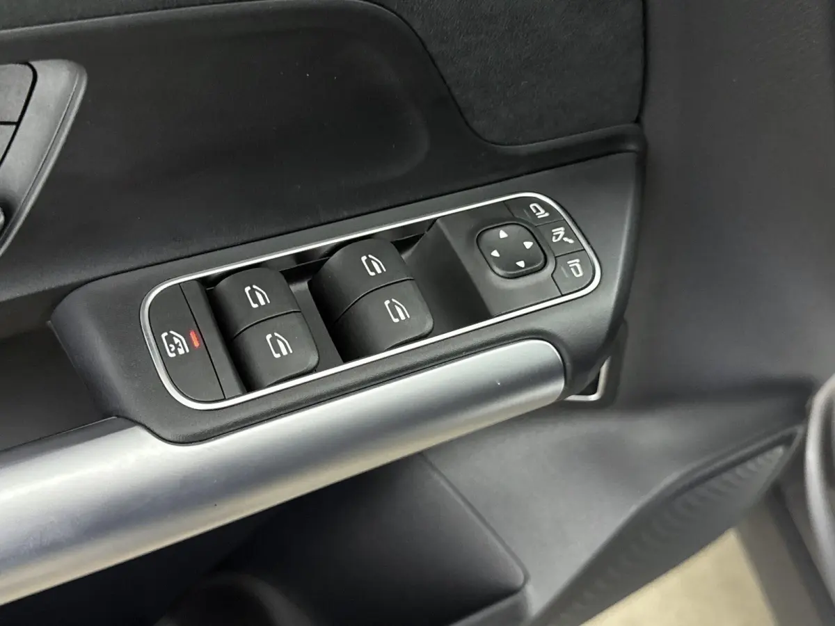 250+ AMG Line 71 kWh | Rijassistentiepakket Plus | Panoramadak | Trekhaak | Premium Audio