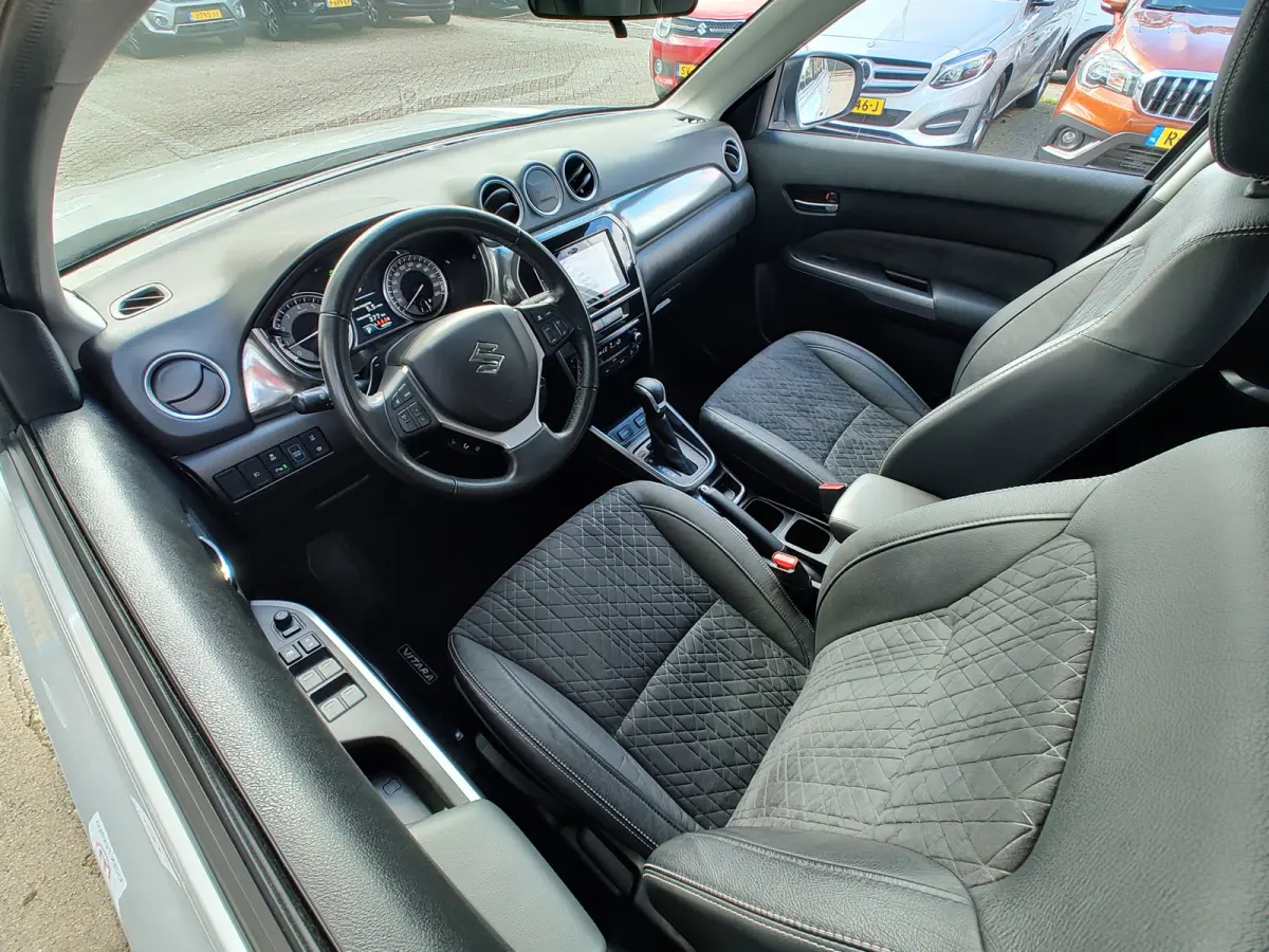 1.5 HYBRID STYLE AUTOMAAT Keyless | Dodehoeksensoren | Navi | Adaptive Cruise