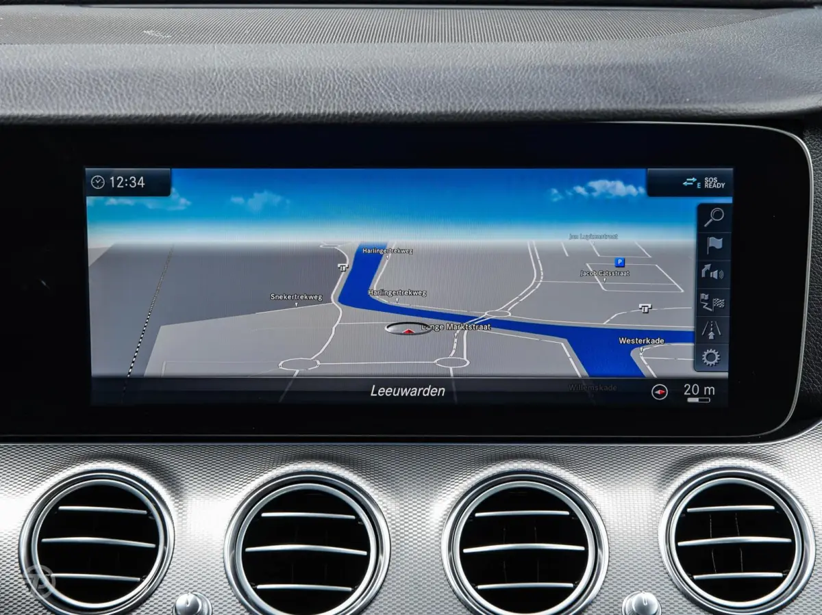 220 d 220 d Ambition | Leder | HUD | Widescreen | Trekhaak | Camera | Stoelverwarming | LED | Sfeerverlichting | Apple Carplay/Android Auto | 19"