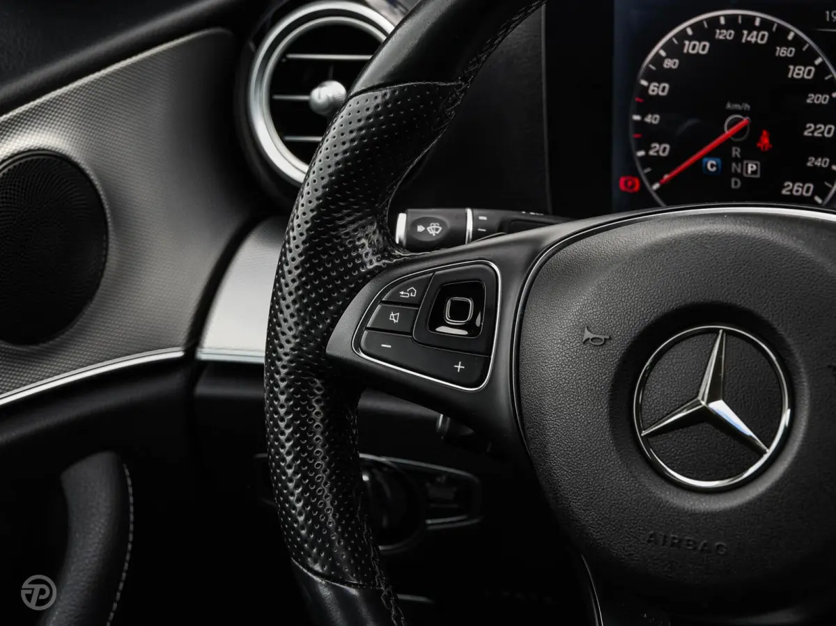 220 d 220 d Ambition | Leder | HUD | Widescreen | Trekhaak | Camera | Stoelverwarming | LED | Sfeerverlichting | Apple Carplay/Android Auto | 19"