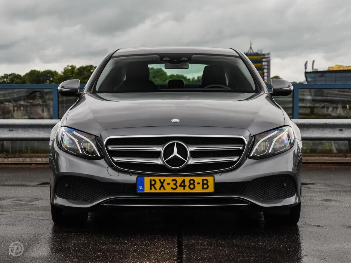 220 d 220 d Ambition | Leder | HUD | Widescreen | Trekhaak | Camera | Stoelverwarming | LED | Sfeerverlichting | Apple Carplay/Android Auto | 19"