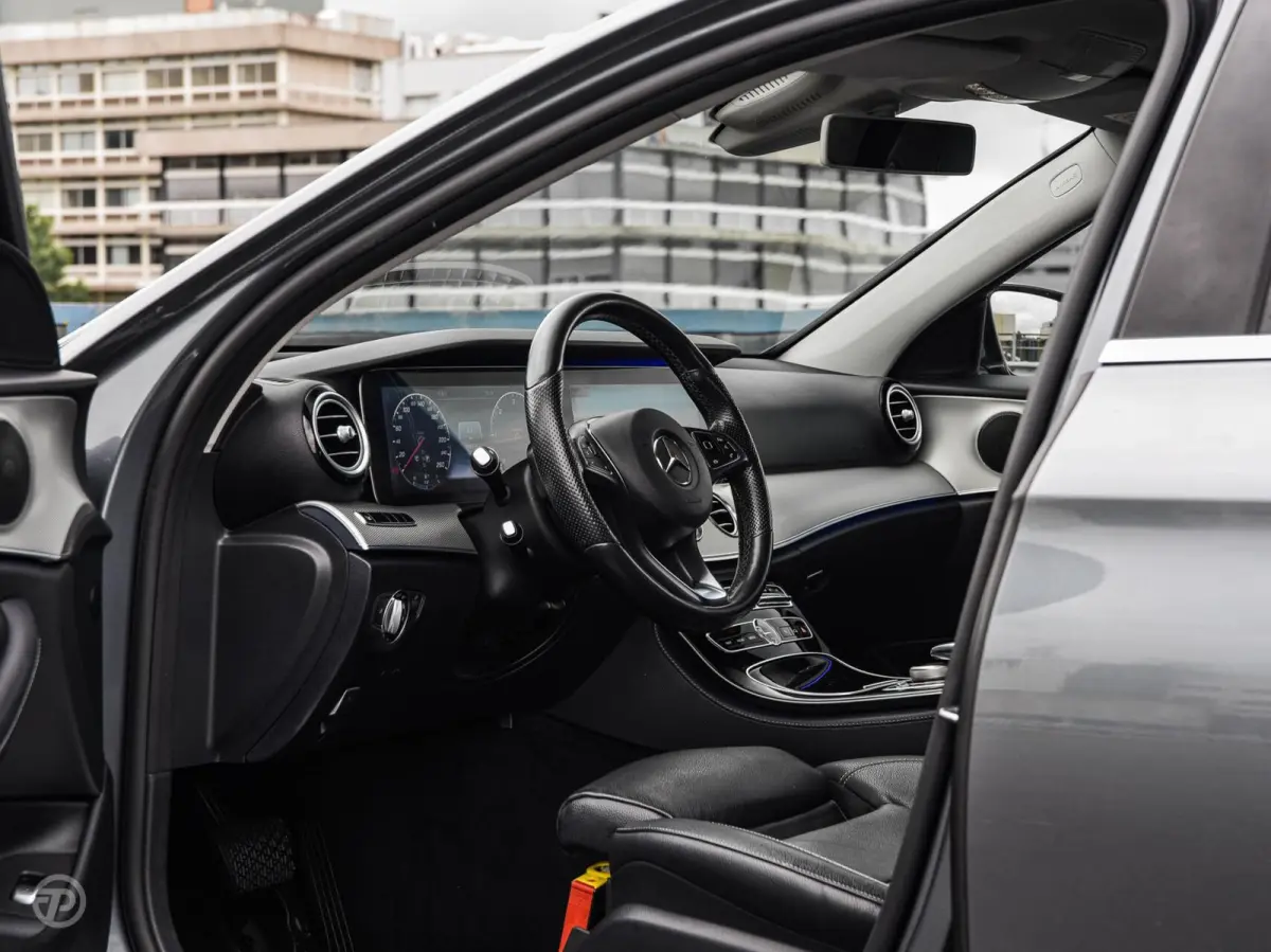 220 d 220 d Ambition | Leder | HUD | Widescreen | Trekhaak | Camera | Stoelverwarming | LED | Sfeerverlichting | Apple Carplay/Android Auto | 19"