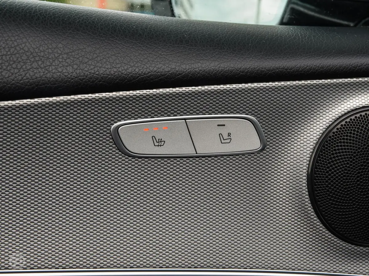 220 d 220 d Ambition | Leder | HUD | Widescreen | Trekhaak | Camera | Stoelverwarming | LED | Sfeerverlichting | Apple Carplay/Android Auto | 19"