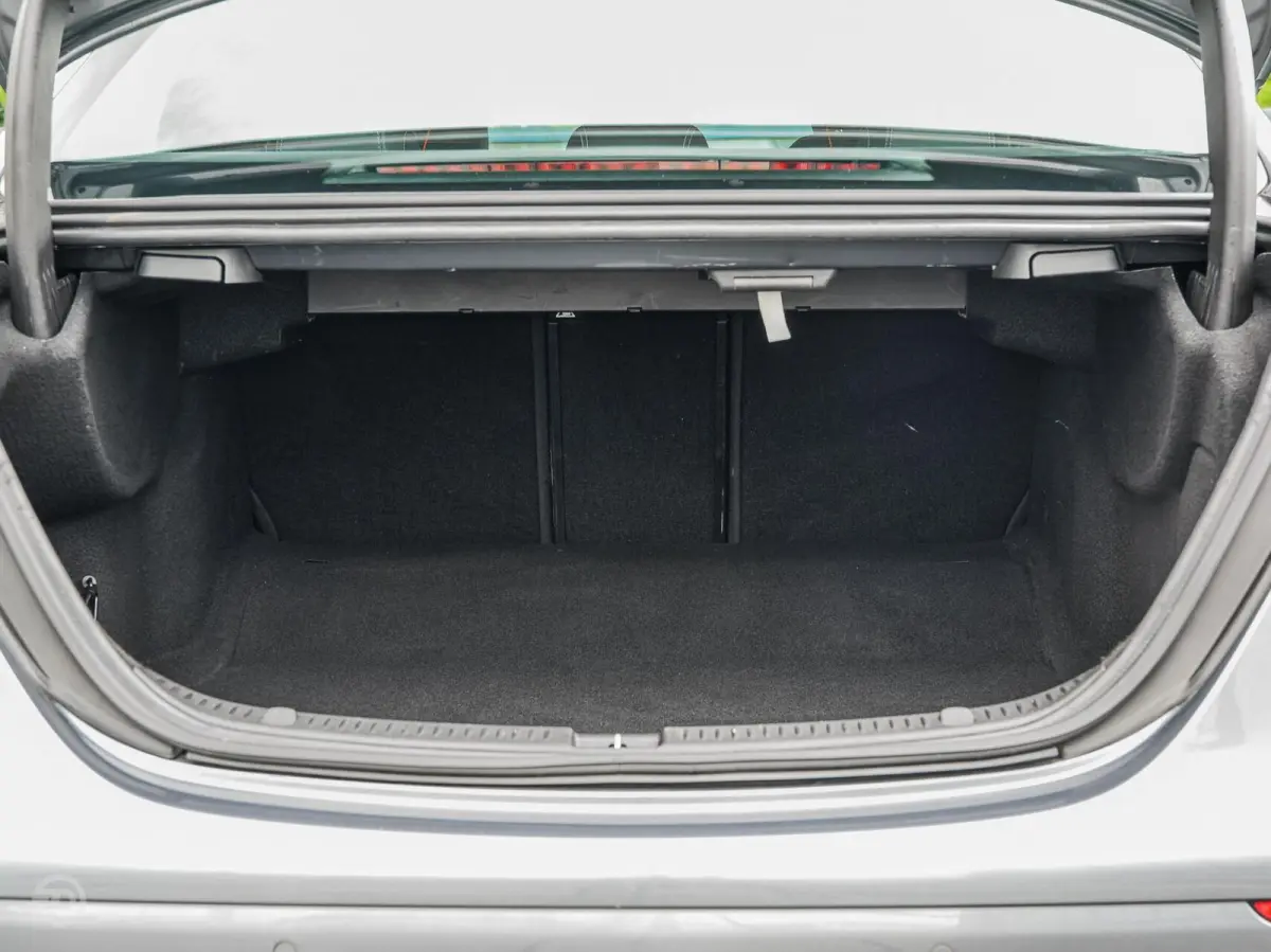 220 d 220 d Ambition | Leder | HUD | Widescreen | Trekhaak | Camera | Stoelverwarming | LED | Sfeerverlichting | Apple Carplay/Android Auto | 19"