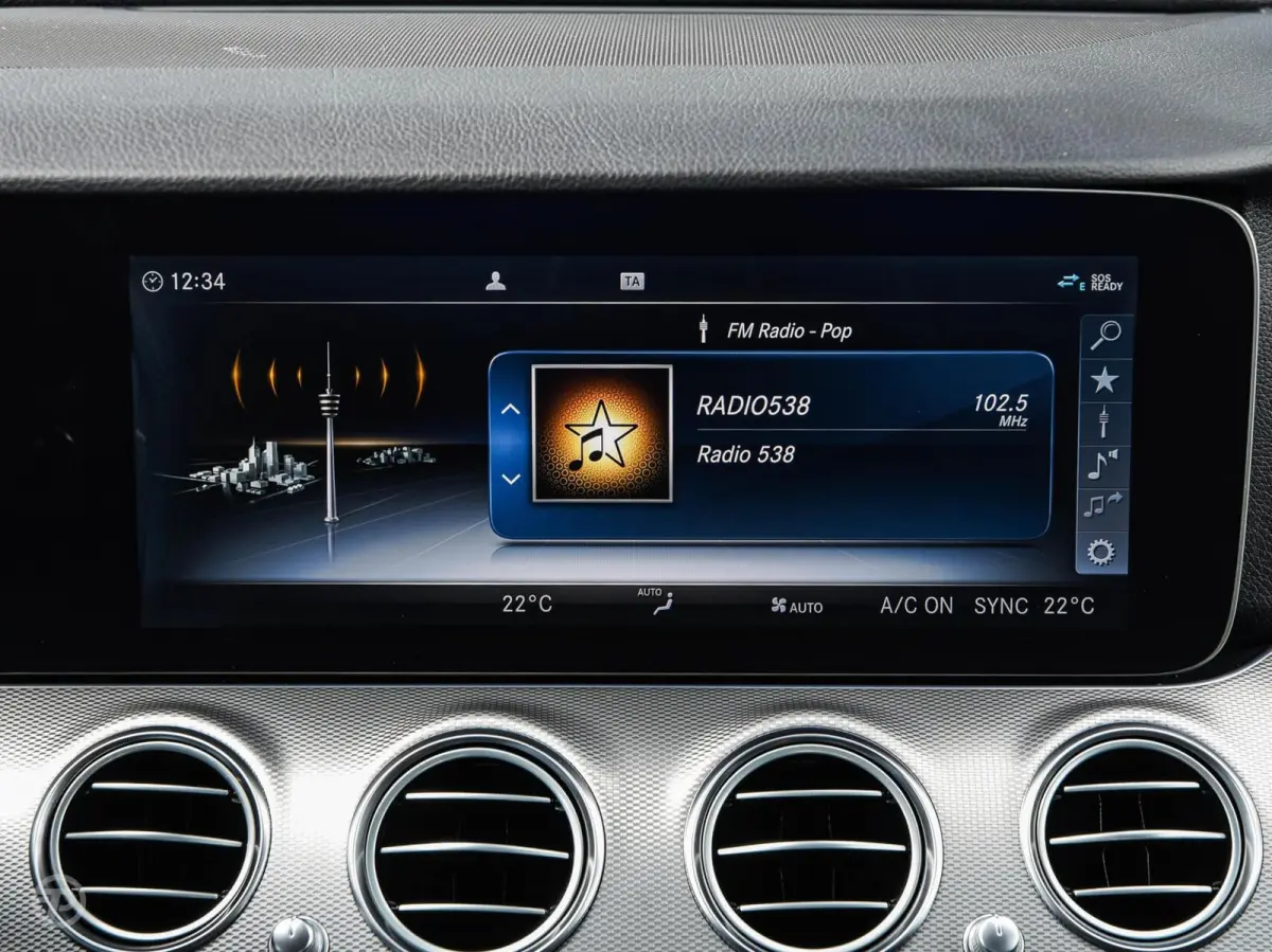 220 d 220 d Ambition | Leder | HUD | Widescreen | Trekhaak | Camera | Stoelverwarming | LED | Sfeerverlichting | Apple Carplay/Android Auto | 19"
