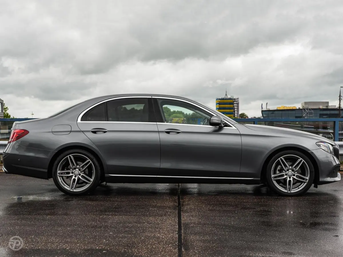 220 d 220 d Ambition | Leder | HUD | Widescreen | Trekhaak | Camera | Stoelverwarming | LED | Sfeerverlichting | Apple Carplay/Android Auto | 19"