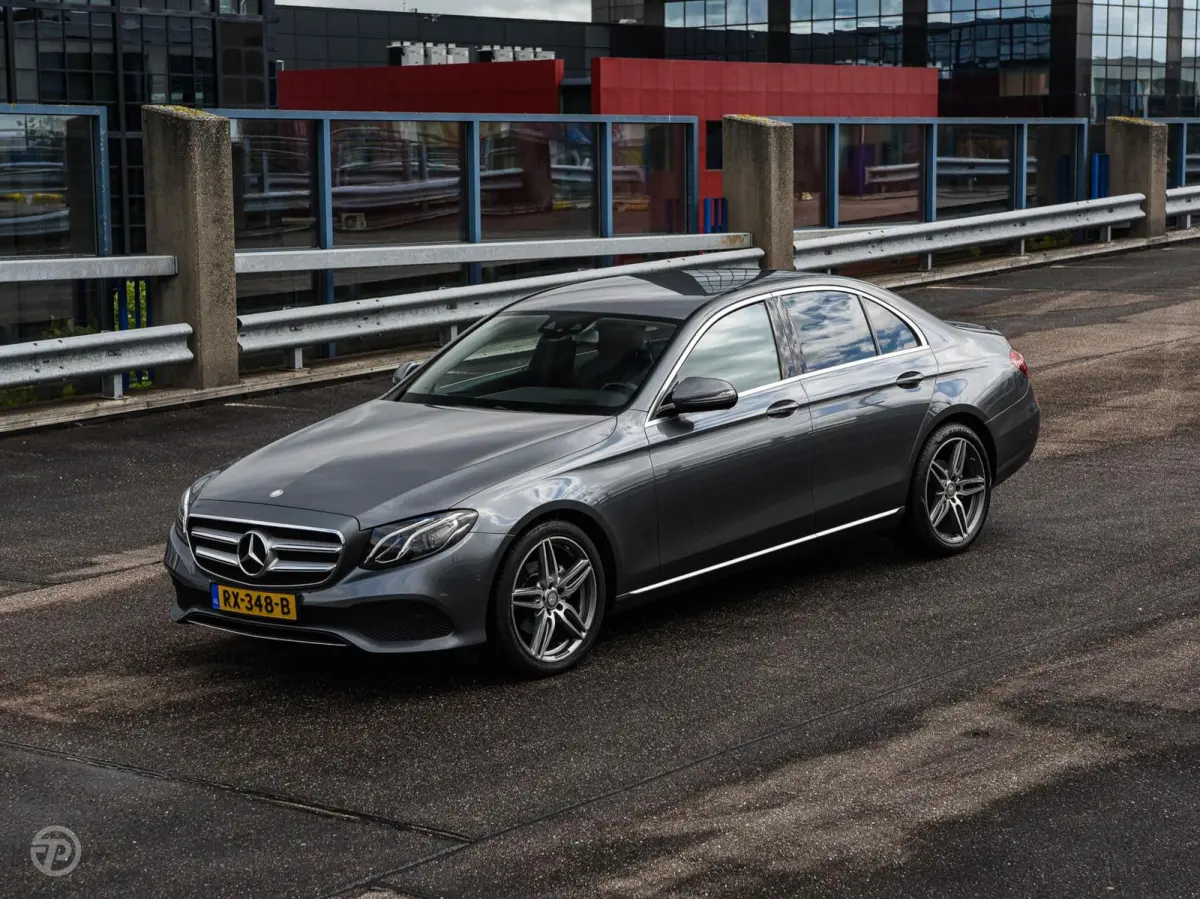 220 d 220 d Ambition | Leder | HUD | Widescreen | Trekhaak | Camera | Stoelverwarming | LED | Sfeerverlichting | Apple Carplay/Android Auto | 19"