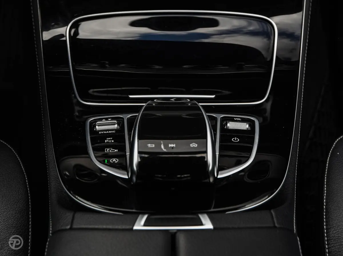 220 d 220 d Ambition | Leder | HUD | Widescreen | Trekhaak | Camera | Stoelverwarming | LED | Sfeerverlichting | Apple Carplay/Android Auto | 19"