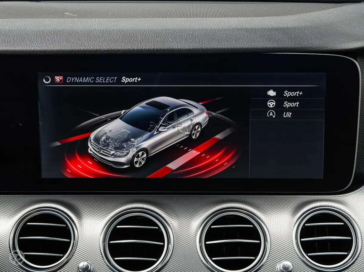 220 d 220 d Ambition | Leder | HUD | Widescreen | Trekhaak | Camera | Stoelverwarming | LED | Sfeerverlichting | Apple Carplay/Android Auto | 19"