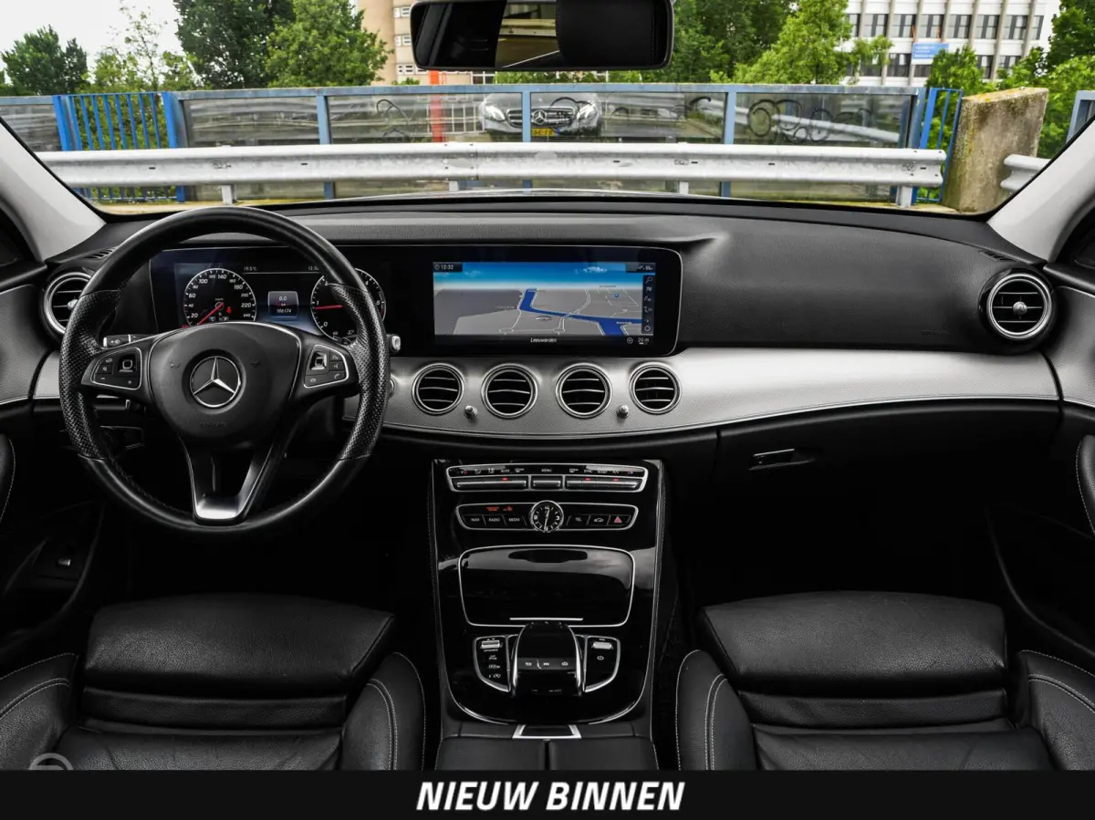 220 d 220 d Ambition | Leder | HUD | Widescreen | Trekhaak | Camera | Stoelverwarming | LED | Sfeerverlichting | Apple Carplay/Android Auto | 19"