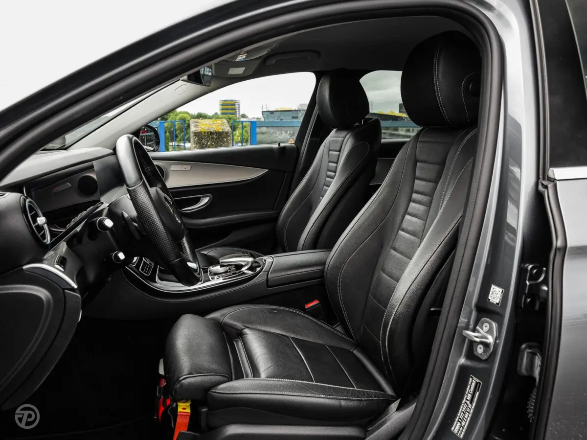 220 d 220 d Ambition | Leder | HUD | Widescreen | Trekhaak | Camera | Stoelverwarming | LED | Sfeerverlichting | Apple Carplay/Android Auto | 19"