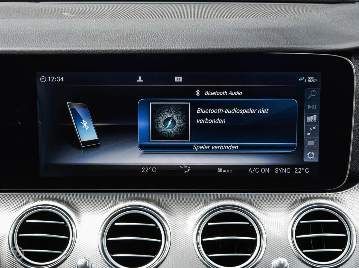 220 d 220 d Ambition | Leder | HUD | Widescreen | Trekhaak | Camera | Stoelverwarming | LED | Sfeerverlichting | Apple Carplay/Android Auto | 19"