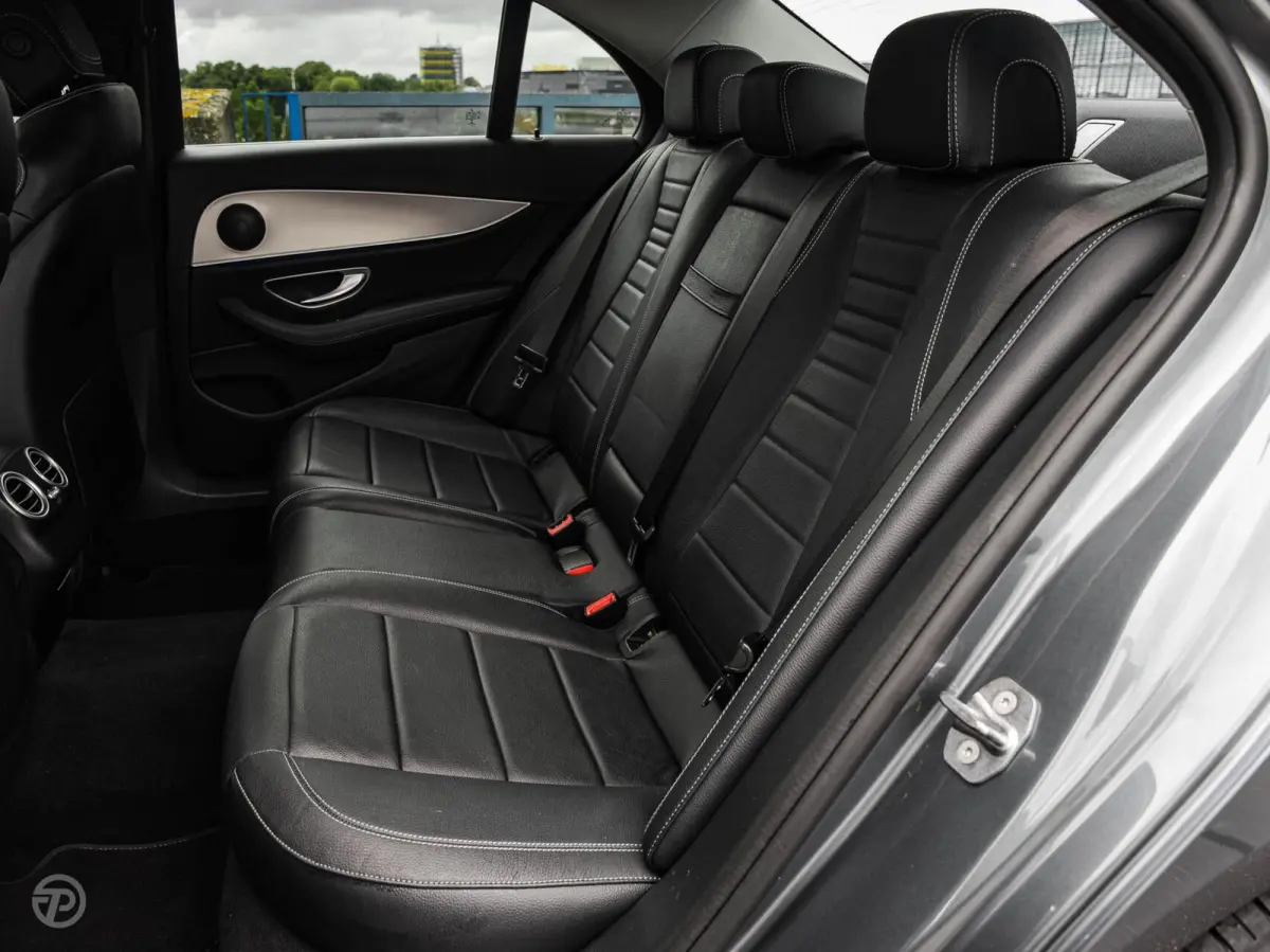 220 d 220 d Ambition | Leder | HUD | Widescreen | Trekhaak | Camera | Stoelverwarming | LED | Sfeerverlichting | Apple Carplay/Android Auto | 19"