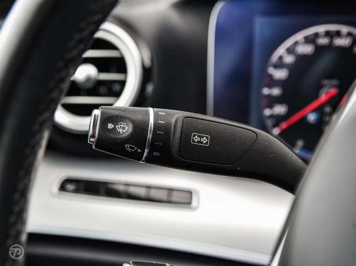 220 d 220 d Ambition | Leder | HUD | Widescreen | Trekhaak | Camera | Stoelverwarming | LED | Sfeerverlichting | Apple Carplay/Android Auto | 19"